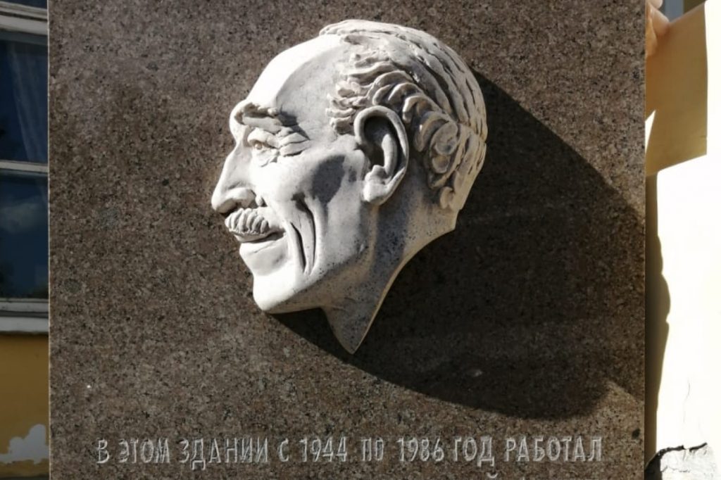 Скульптуры и статуи